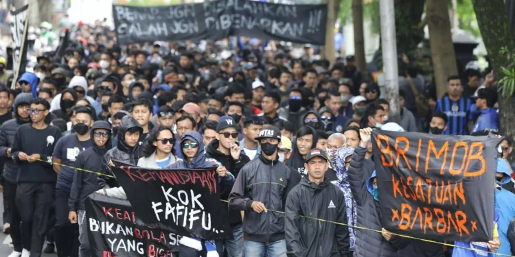 Aksi Aremania turun ke jalan menuntut keadilan bagi 135 nyawa yang melayang akibat penembakan gas air mata di Stadion Kanjuruhan 1 Oktober 2022.