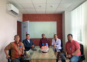 Kepala Pegadaian Kanwil XII Surabaya, Mulyono Rekso (jas biru dongker) saat berkunjung ke RSU BRI Medika Malang.