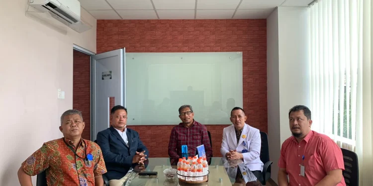 Kepala Pegadaian Kanwil XII Surabaya, Mulyono Rekso (jas biru dongker) saat berkunjung ke RSU BRI Medika Malang.