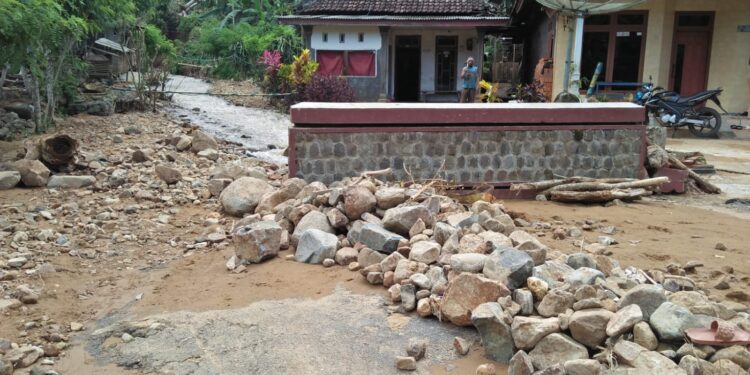 Dampak tanah longsor yang terjadi di Kabupaten Malang.