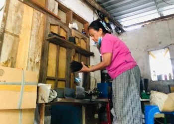 Proses pembuatan dupa.