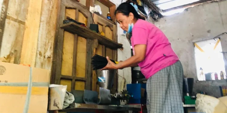 Proses pembuatan dupa.