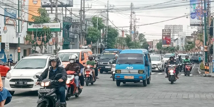 Angkot yang masih beroperasi di Kota Malang.