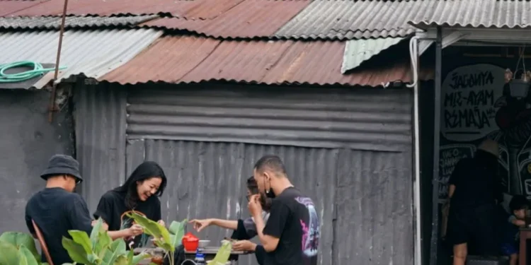 Suasana kuliner mie ayam di pinggir rel kereta api.