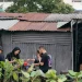 Suasana kuliner mie ayam di pinggir rel kereta api.