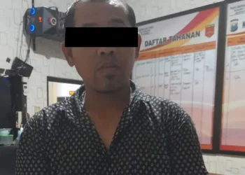 Tersangka pencurian spesialis toko bangunan, IS (42) usai diamankan di Polsek Pakisaji.