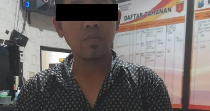 Tersangka pencurian spesialis toko bangunan, IS (42) usai diamankan di Polsek Pakisaji.