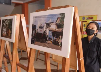Pengujung melihat pameran fotografi jurnalistik yang di selenggarakan Himpunan Mahasiswa Jurnalistik dan Fotografi (HMJF) Universitas PGRI Kanjuruhan Malang, Jawa Timur,