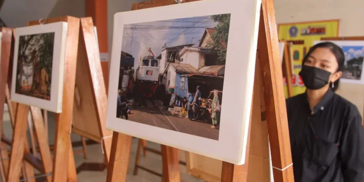 Pengujung melihat pameran fotografi jurnalistik yang di selenggarakan Himpunan Mahasiswa Jurnalistik dan Fotografi (HMJF) Universitas PGRI Kanjuruhan Malang, Jawa Timur,
