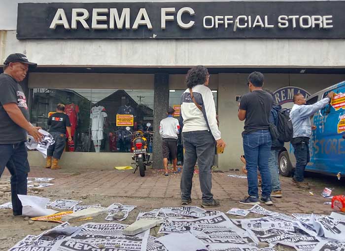 aremania aksi di depan kantor Arema FC