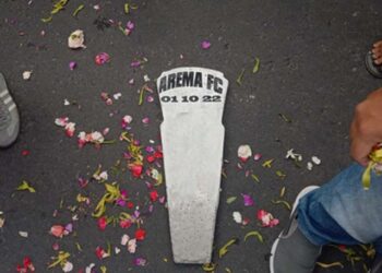 Aremania aksi demo di depan kantor Arema FC kirim batu nisan