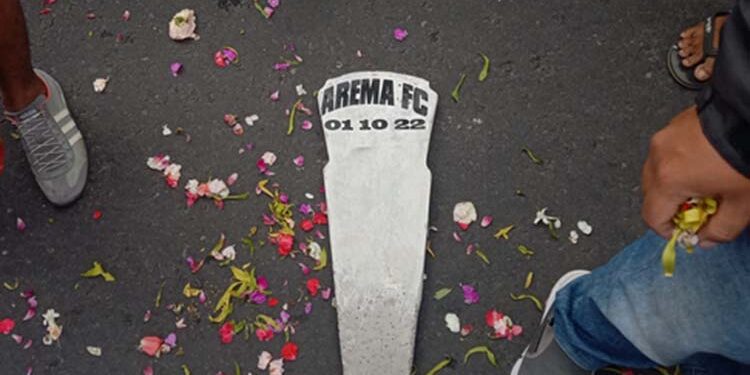 Aremania aksi demo di depan kantor Arema FC kirim batu nisan