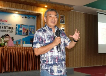 Dr Aqua Dwipayana saat mengisi acara Sharing Komunikasi dan Motivasi di Universitas Islam Majapahit.