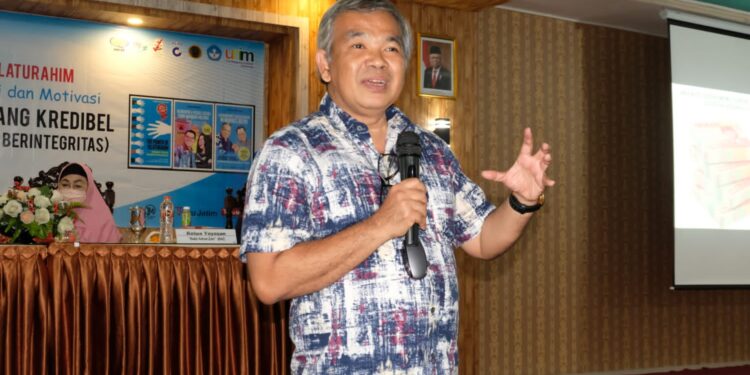 Dr Aqua Dwipayana saat mengisi acara Sharing Komunikasi dan Motivasi di Universitas Islam Majapahit.