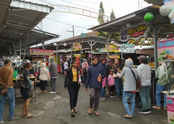 Sejumlah wisatawan saat berjalan-jalan di pusat kuliner dan jajanan Alun-Alun Kota Batu. Diprediksi, perputaran uang selama momen Nataru di Kota Apel ini menembus Rp 350 miliar.