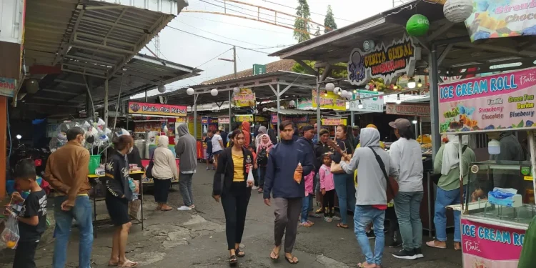 Sejumlah wisatawan saat berjalan-jalan di pusat kuliner dan jajanan Alun-Alun Kota Batu. Diprediksi, perputaran uang selama momen Nataru di Kota Apel ini menembus Rp 350 miliar.