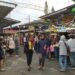 Sejumlah wisatawan saat berjalan-jalan di pusat kuliner dan jajanan Alun-Alun Kota Batu. Diprediksi, perputaran uang selama momen Nataru di Kota Apel ini menembus Rp 350 miliar.