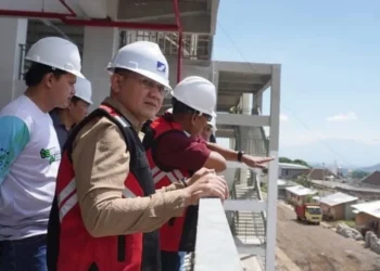 Pj Wali Kota Batu, Aries Agung Paewai, berkunjung ke Pasar Induk Among Tani, Senin (23/1/2023). Saat ini, progresnya masih di angka 85 persen. Sisa waktu sesuai target tersisa 4 bulan atau 122 hari.