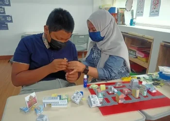 Ilustrasi tenaga pendidik. Alumni program Ayo Jadi Guru sedang mengajar dengan menggunakan media ajar yang dibuat dari hasil belajar di program.