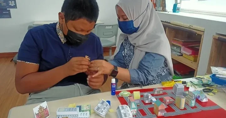 Ilustrasi tenaga pendidik. Alumni program Ayo Jadi Guru sedang mengajar dengan menggunakan media ajar yang dibuat dari hasil belajar di program.