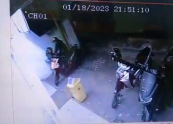 Potongan rekaman CCTV saat pencuri berusaha merusak starter motor.