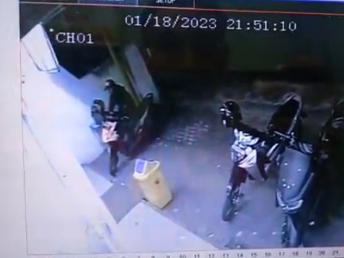 Potongan rekaman CCTV saat pencuri berusaha merusak starter motor.
