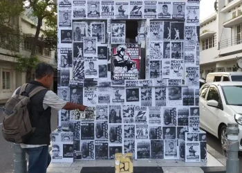 Pos polisi lalu lintas yang berada di Simpang Empat Rajabally Kayutangan Kota Malang kini tertutup penuh oleh berbagai poster tuntutan usut tuntas Tragedi Kanjuruhan.