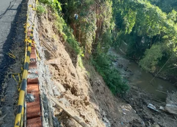Kondisi plengsengan proyek gorong gorong Jalan Terusan Dieng, Kota Malang yang ambrol.