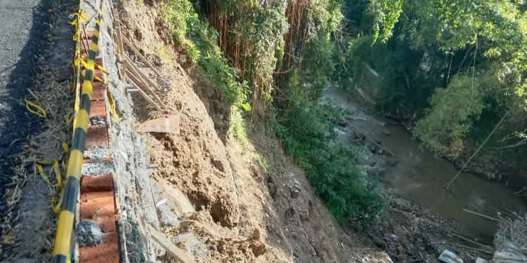 Kondisi plengsengan proyek gorong gorong Jalan Terusan Dieng, Kota Malang yang ambrol.