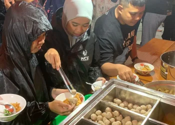 Pelanggan saat hendak menyantap Bakso Pinang Putri.