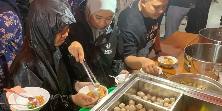 Pelanggan saat hendak menyantap Bakso Pinang Putri.