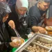 Pelanggan saat hendak menyantap Bakso Pinang Putri.
