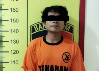 Tersangka pencuri kabel PLN setelah diamankan di Polsek Sumberpucung.