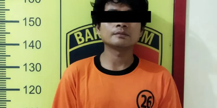 Tersangka pencuri kabel PLN setelah diamankan di Polsek Sumberpucung.