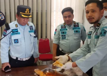 Petugas menunjukkan barang bukti narkoba yang diselipkan dalam sayur tempe.