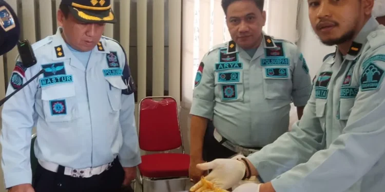 Petugas menunjukkan barang bukti narkoba yang diselipkan dalam sayur tempe.