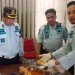 Petugas menunjukkan barang bukti narkoba yang diselipkan dalam sayur tempe.