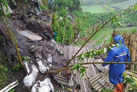 Petugas BPBD Kota Batu saat memeriksa kondisi plengsengan yang ambrol milik rumah warga di Dusun Jurangkuali, Desa Sumberbrantas, Kecamatan Bumiaji, Kota Batu.