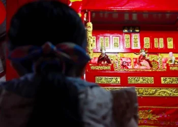 Wayang Potehi lakon Sie Jin Kwie di klenteng