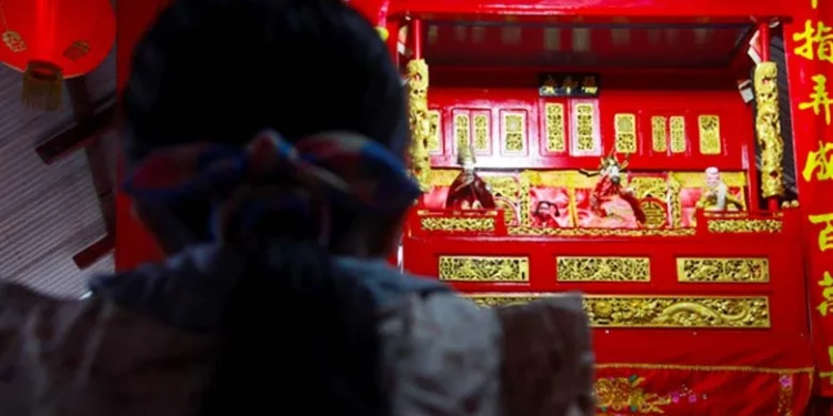 Wayang Potehi lakon Sie Jin Kwie di klenteng