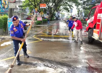Bersihkan tumpahan solar celakai pengendara