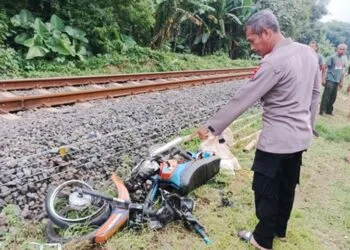 Tewas tertabrak kereta api