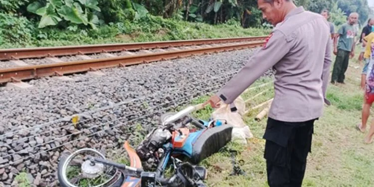 Tewas tertabrak kereta api