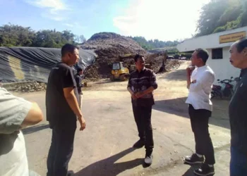 Bau sampah dari TPA Tlekung