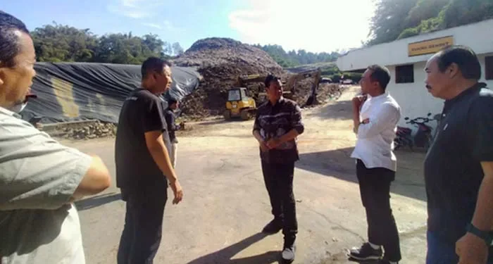 Bau sampah dari TPA Tlekung