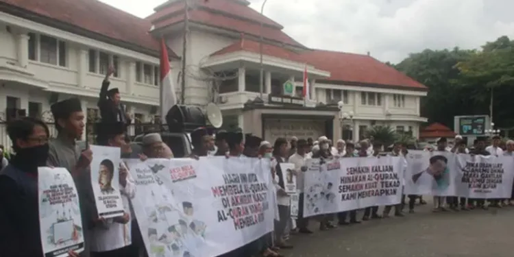 unjuk rasa protes pembakaran Alquran