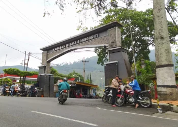 Pelaku penyedia jasa penginapan di Songgoriti, Kota Batu, masih setia menerapkan pemasaran gaya lama. Mereka menunggu pengendara lewat dan lalu mengejarnya sembari menawarkan vila on the road (di tengah jalan).