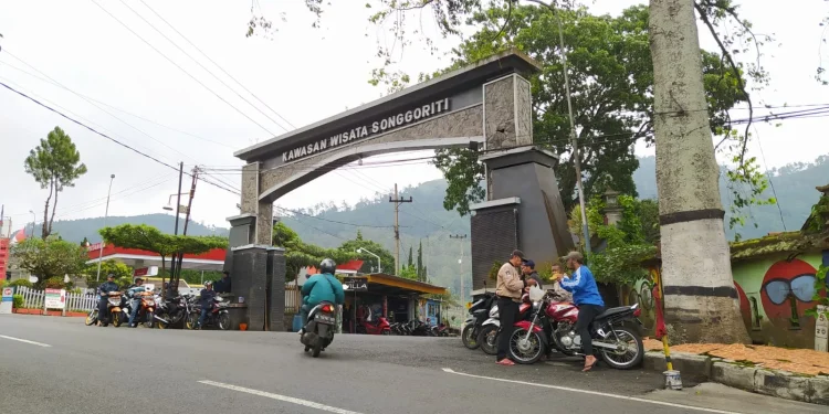 Pelaku penyedia jasa penginapan di Songgoriti, Kota Batu, masih setia menerapkan pemasaran gaya lama. Mereka menunggu pengendara lewat dan lalu mengejarnya sembari menawarkan vila on the road (di tengah jalan).