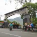 Pelaku penyedia jasa penginapan di Songgoriti, Kota Batu, masih setia menerapkan pemasaran gaya lama. Mereka menunggu pengendara lewat dan lalu mengejarnya sembari menawarkan vila on the road (di tengah jalan).