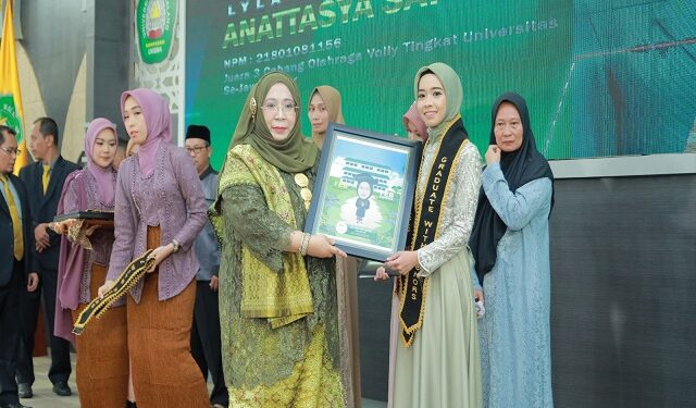 Nur Diana SE MSi, dekan FEB Unisma, memberikan penghargaan kepada wisudawan terbaik